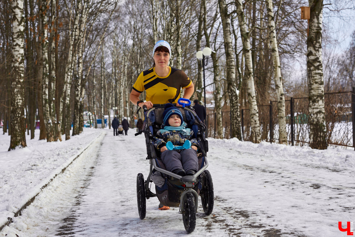 Ольга Бекрицкая – активная молодая мама. Вместо просиживания дома на диване она выбирает спортивную пробежку с детской коляской. С сидящим в ней ребенком, разумеется. Так что простые прогулки с малышами – это уже прошлый век!