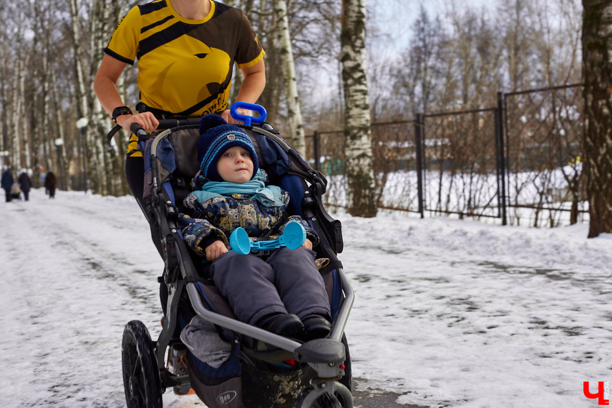 Ольга Бекрицкая – активная молодая мама. Вместо просиживания дома на диване она выбирает спортивную пробежку с детской коляской. С сидящим в ней ребенком, разумеется. Так что простые прогулки с малышами – это уже прошлый век!