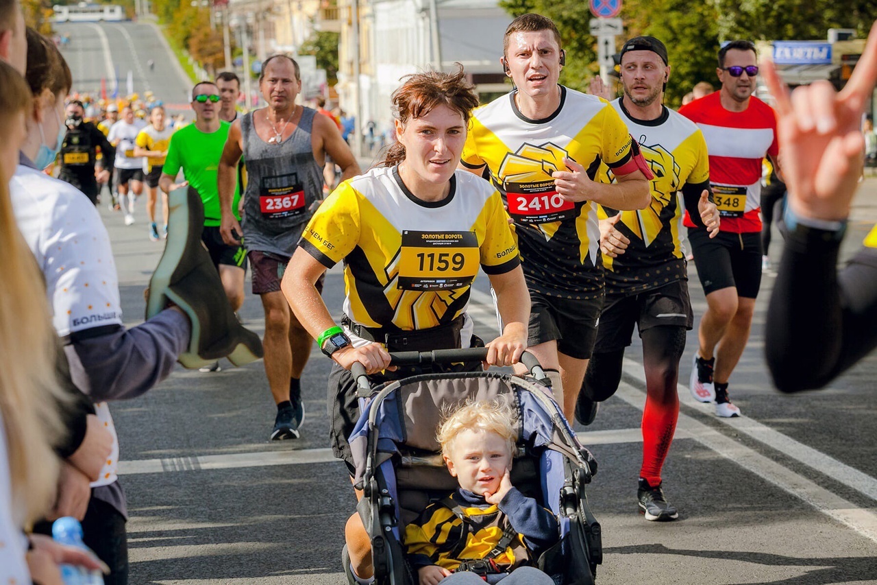 Ольга Бекрицкая – активная молодая мама. Вместо просиживания дома на диване она выбирает спортивную пробежку с детской коляской. С сидящим в ней ребенком, разумеется. Так что простые прогулки с малышами – это уже прошлый век!