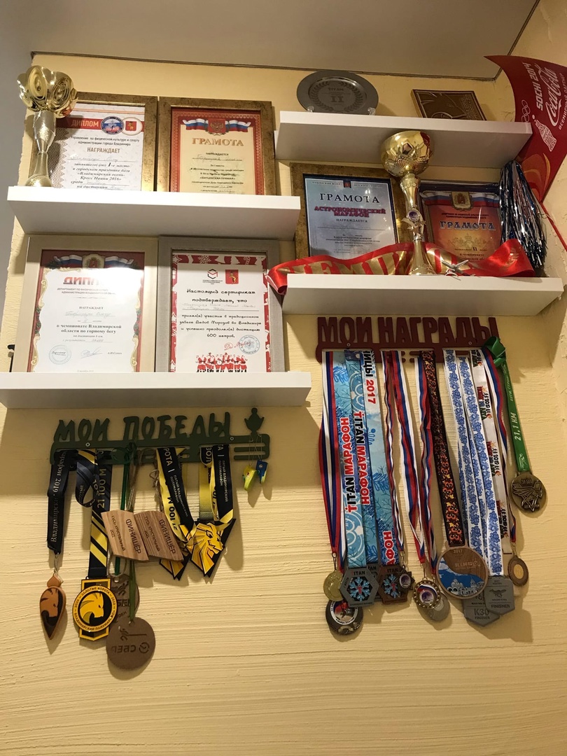 Ольга Бекрицкая – активная молодая мама. Вместо просиживания дома на диване она выбирает спортивную пробежку с детской коляской. С сидящим в ней ребенком, разумеется. Так что простые прогулки с малышами – это уже прошлый век!