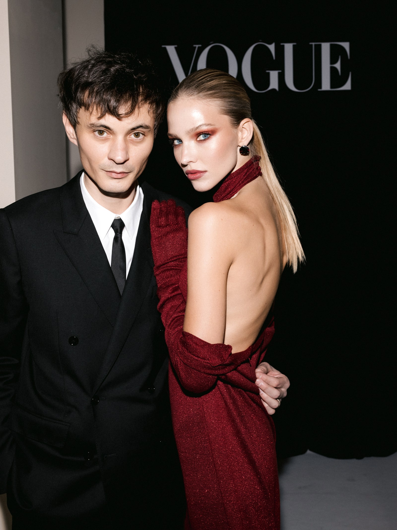 Александр Терехов официально представил свой новый бренд одежды. Одно из платьев первой коллекции на красную дорожку гала-ужина журнала «Vogue» надела известная модель Саша Лусс. Это было светское возвращение дизайнера из Вязников после долгого затишья.