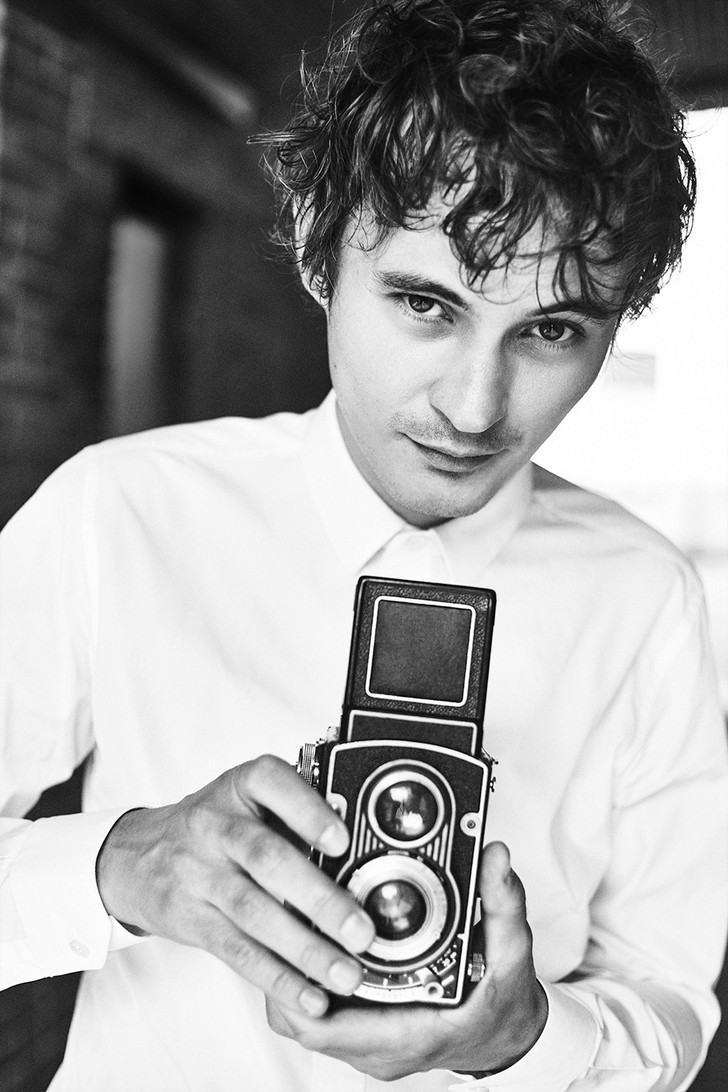 Александр Терехов официально представил свой новый бренд одежды. Одно из платьев первой коллекции на красную дорожку гала-ужина журнала «Vogue» надела известная модель Саша Лусс. Это было светское возвращение дизайнера из Вязников после долгого затишья.