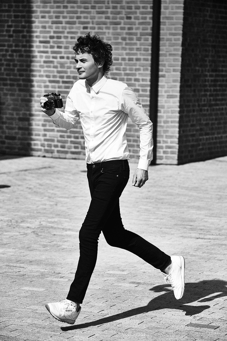 Александр Терехов официально представил свой новый бренд одежды. Одно из платьев первой коллекции на красную дорожку гала-ужина журнала «Vogue» надела известная модель Саша Лусс. Это было светское возвращение дизайнера из Вязников после долгого затишья.