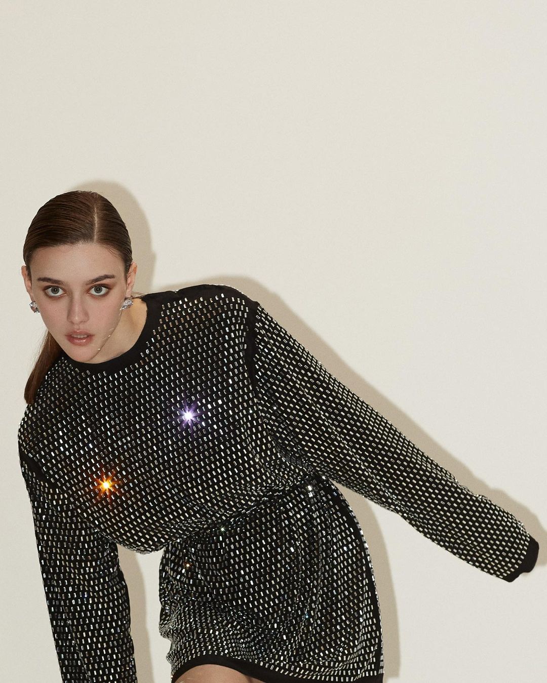 Александр Терехов официально представил свой новый бренд одежды. Одно из платьев первой коллекции на красную дорожку гала-ужина журнала «Vogue» надела известная модель Саша Лусс. Это было светское возвращение дизайнера из Вязников после долгого затишья.