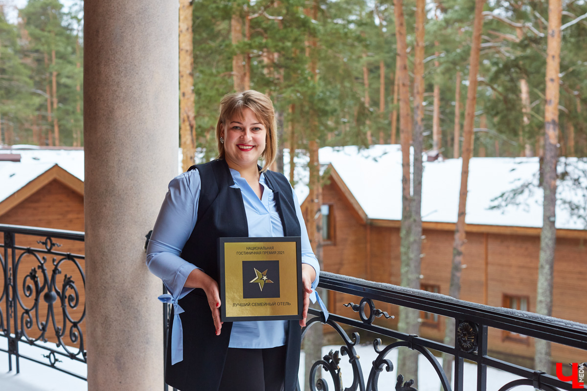Загородный экоотель «ВеЛес» признан лучшим местом для семейного отдыха. Это уже вторая по счету награда подобной значимости: в 2019 году живописный загородный комплекс покорил жюри в той же номинации. В чем секрет успеха?