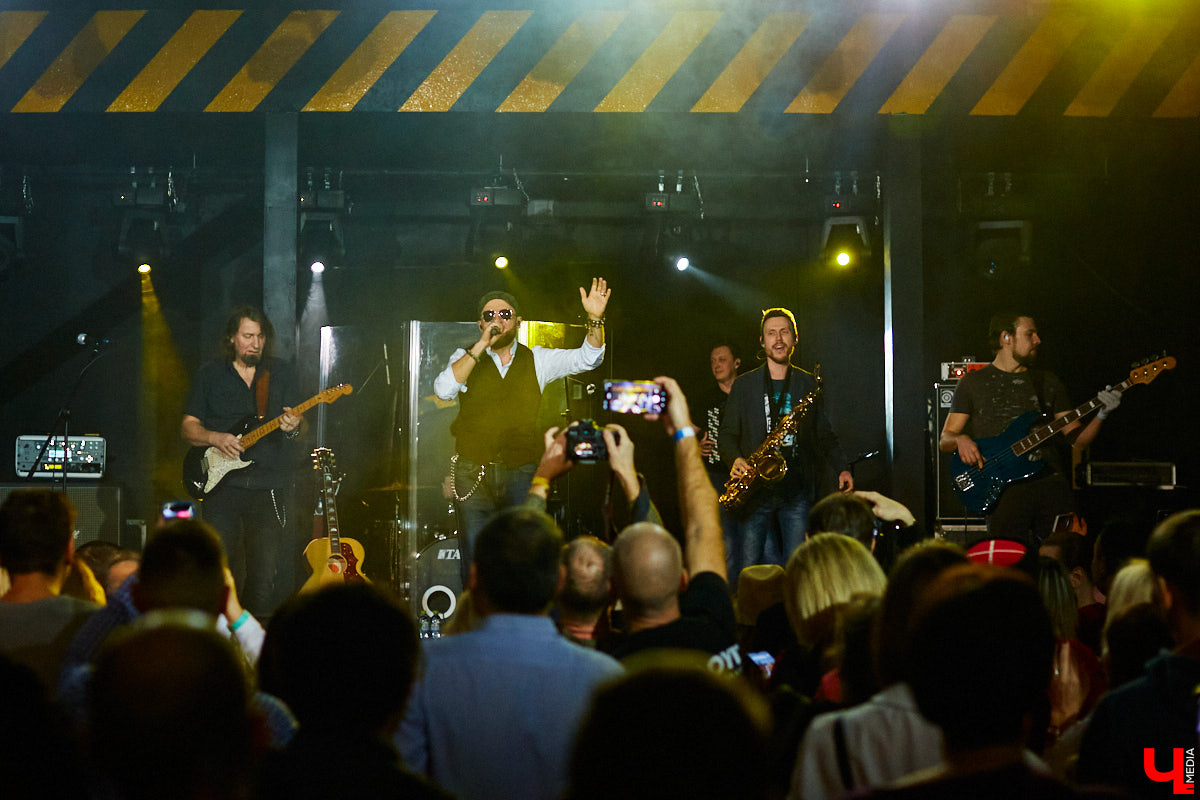 3 декабря, вечер пятницы, и концертный бар «Цех» потихоньку заполняется людьми. Их становится все больше, и это неудивительно: ведь народ ждет выступления любимой группы «Рекорд Оркестр» с весьма многообещающей программой «Разрывная классика и песни с нового альбома».