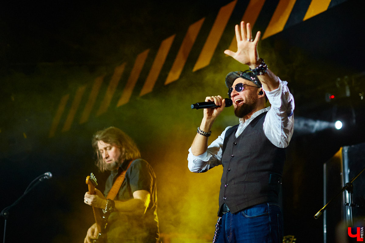 3 декабря, вечер пятницы, и концертный бар «Цех» потихоньку заполняется людьми. Их становится все больше, и это неудивительно: ведь народ ждет выступления любимой группы «Рекорд Оркестр» с весьма многообещающей программой «Разрывная классика и песни с нового альбома».