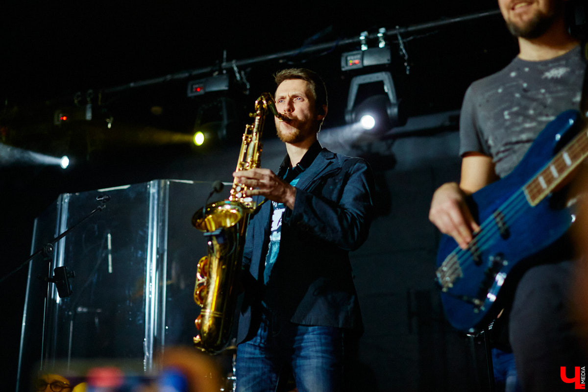 3 декабря, вечер пятницы, и концертный бар «Цех» потихоньку заполняется людьми. Их становится все больше, и это неудивительно: ведь народ ждет выступления любимой группы «Рекорд Оркестр» с весьма многообещающей программой «Разрывная классика и песни с нового альбома».