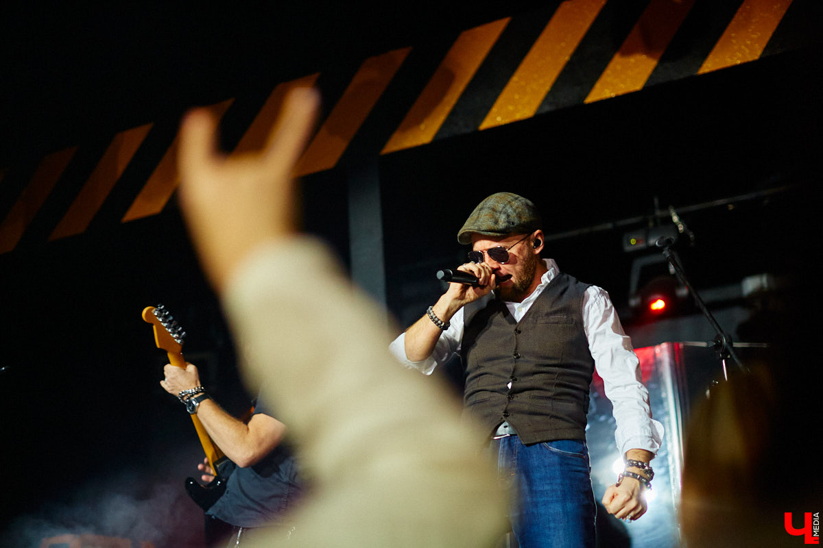 3 декабря, вечер пятницы, и концертный бар «Цех» потихоньку заполняется людьми. Их становится все больше, и это неудивительно: ведь народ ждет выступления любимой группы «Рекорд Оркестр» с весьма многообещающей программой «Разрывная классика и песни с нового альбома».