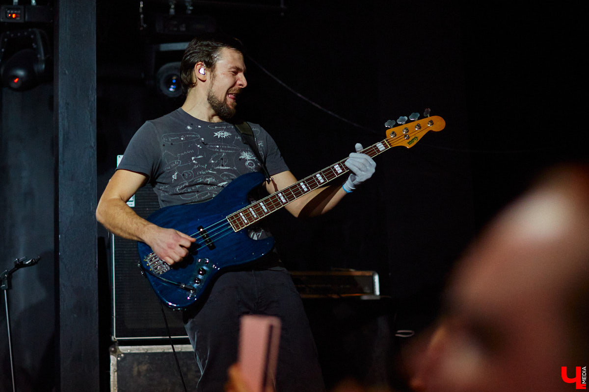 3 декабря, вечер пятницы, и концертный бар «Цех» потихоньку заполняется людьми. Их становится все больше, и это неудивительно: ведь народ ждет выступления любимой группы «Рекорд Оркестр» с весьма многообещающей программой «Разрывная классика и песни с нового альбома».