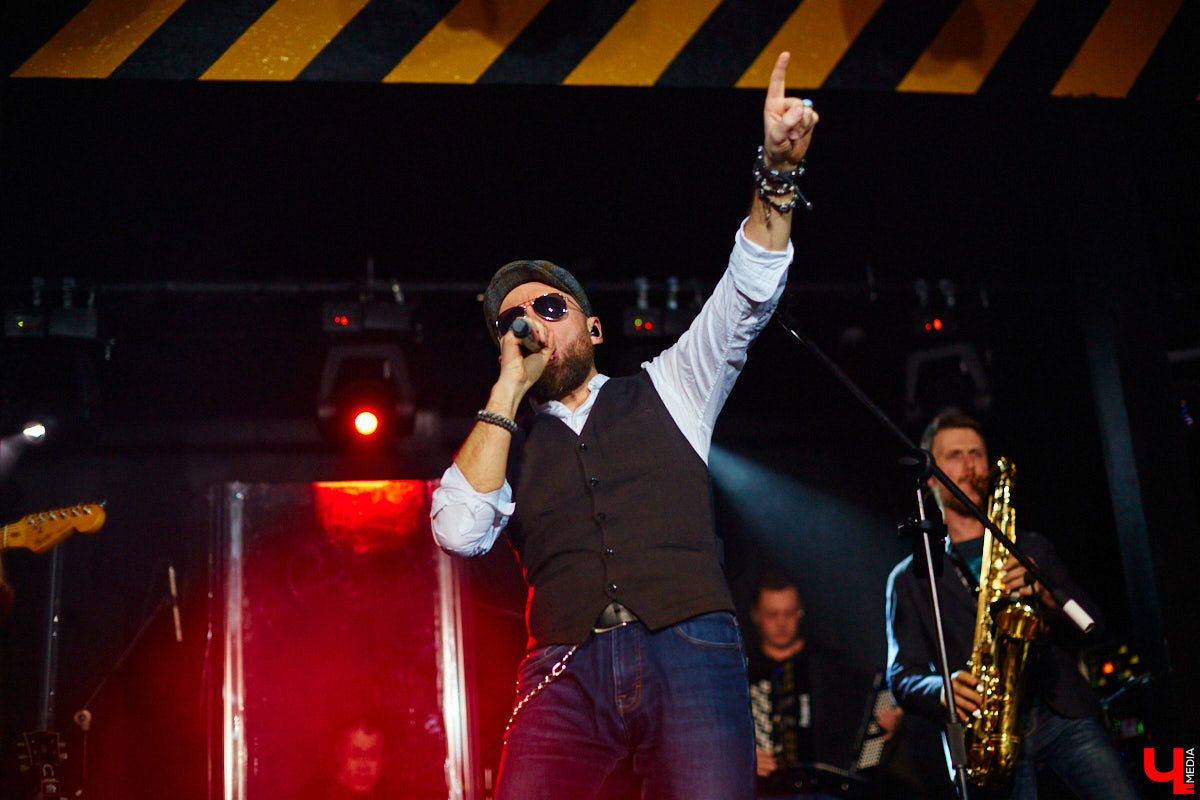 3 декабря, вечер пятницы, и концертный бар «Цех» потихоньку заполняется людьми. Их становится все больше, и это неудивительно: ведь народ ждет выступления любимой группы «Рекорд Оркестр» с весьма многообещающей программой «Разрывная классика и песни с нового альбома».