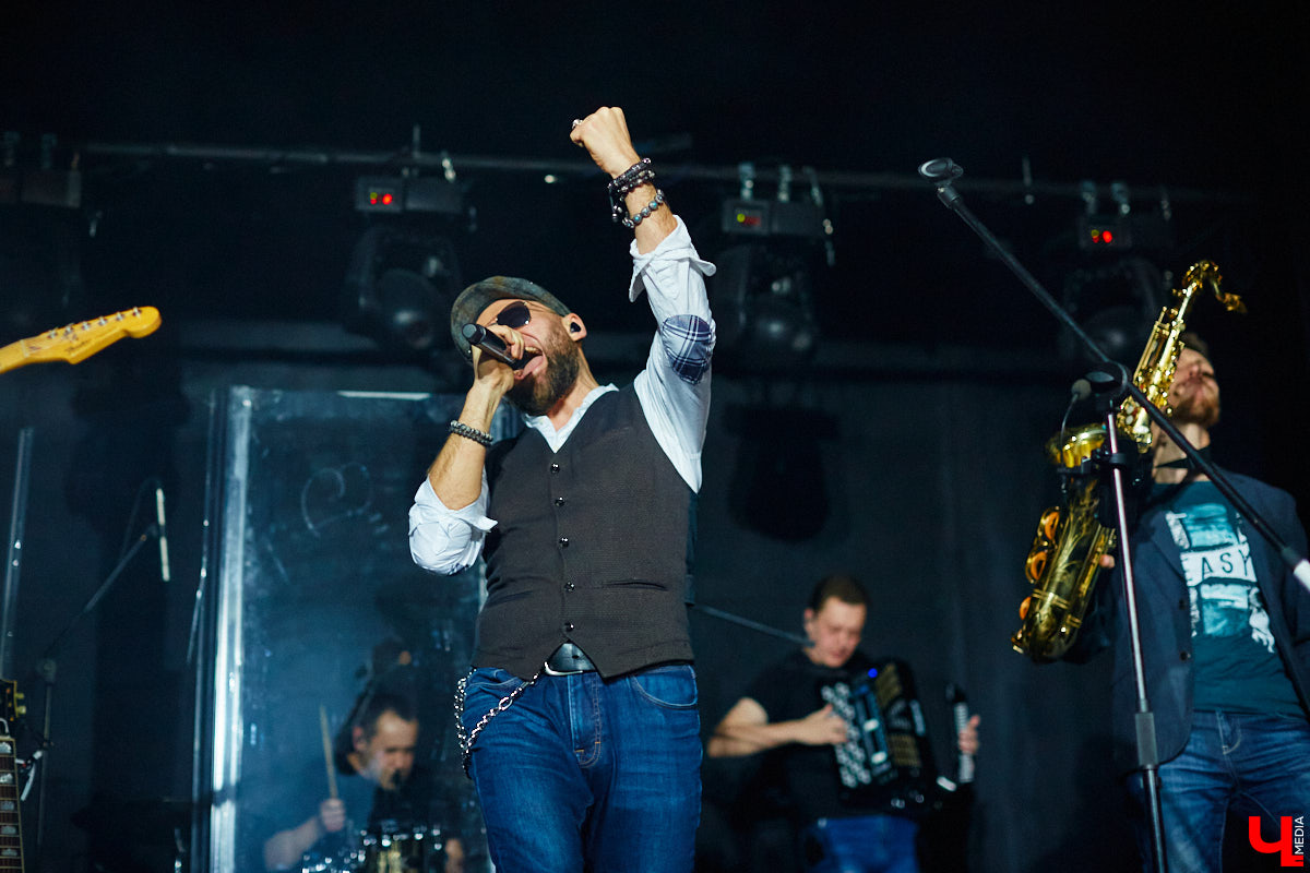 3 декабря, вечер пятницы, и концертный бар «Цех» потихоньку заполняется людьми. Их становится все больше, и это неудивительно: ведь народ ждет выступления любимой группы «Рекорд Оркестр» с весьма многообещающей программой «Разрывная классика и песни с нового альбома».