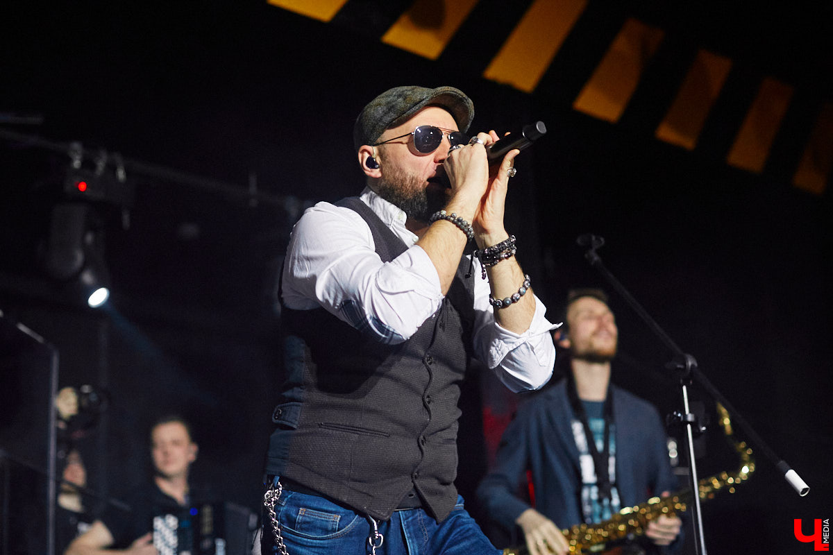 3 декабря, вечер пятницы, и концертный бар «Цех» потихоньку заполняется людьми. Их становится все больше, и это неудивительно: ведь народ ждет выступления любимой группы «Рекорд Оркестр» с весьма многообещающей программой «Разрывная классика и песни с нового альбома».