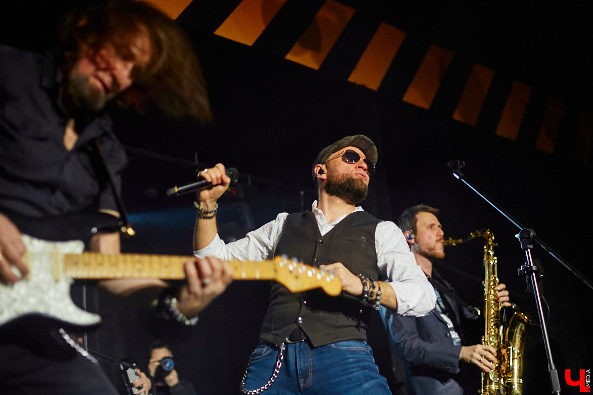 3 декабря, вечер пятницы, и концертный бар «Цех» потихоньку заполняется людьми. Их становится все больше, и это неудивительно: ведь народ ждет выступления любимой группы «Рекорд Оркестр» с весьма многообещающей программой «Разрывная классика и песни с нового альбома».