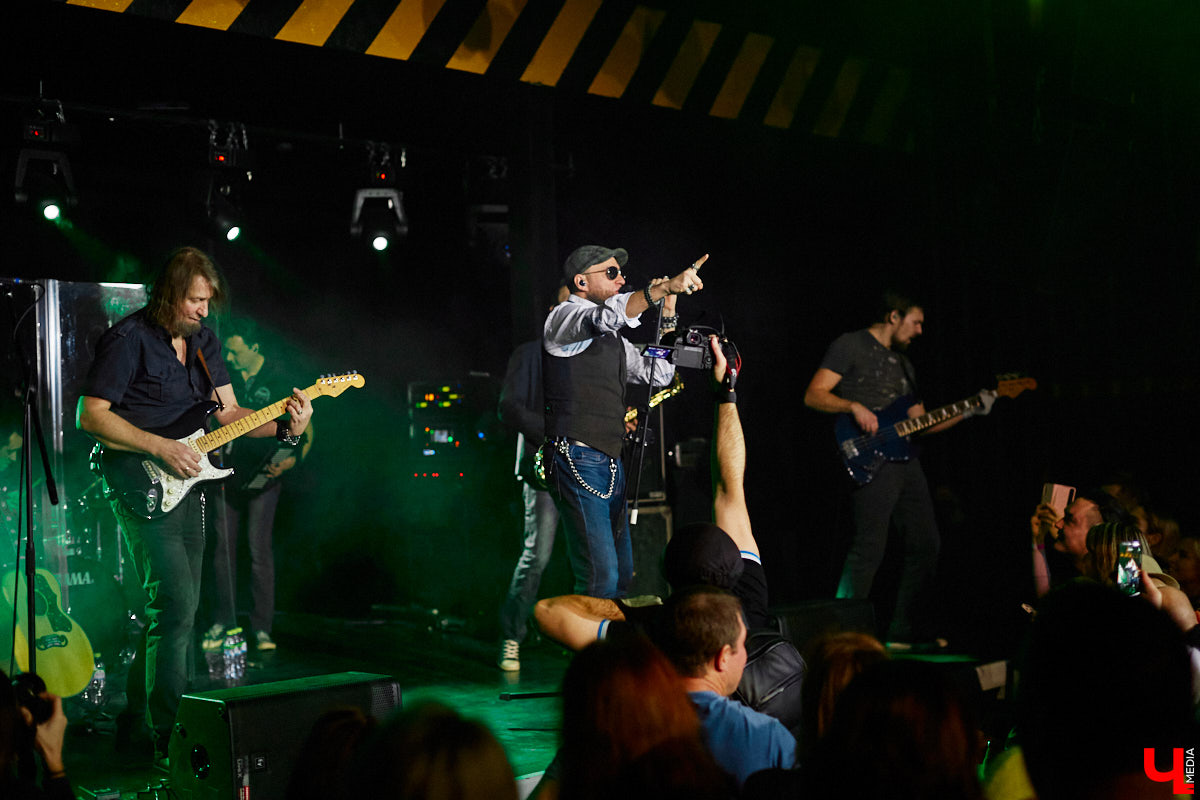 3 декабря, вечер пятницы, и концертный бар «Цех» потихоньку заполняется людьми. Их становится все больше, и это неудивительно: ведь народ ждет выступления любимой группы «Рекорд Оркестр» с весьма многообещающей программой «Разрывная классика и песни с нового альбома».