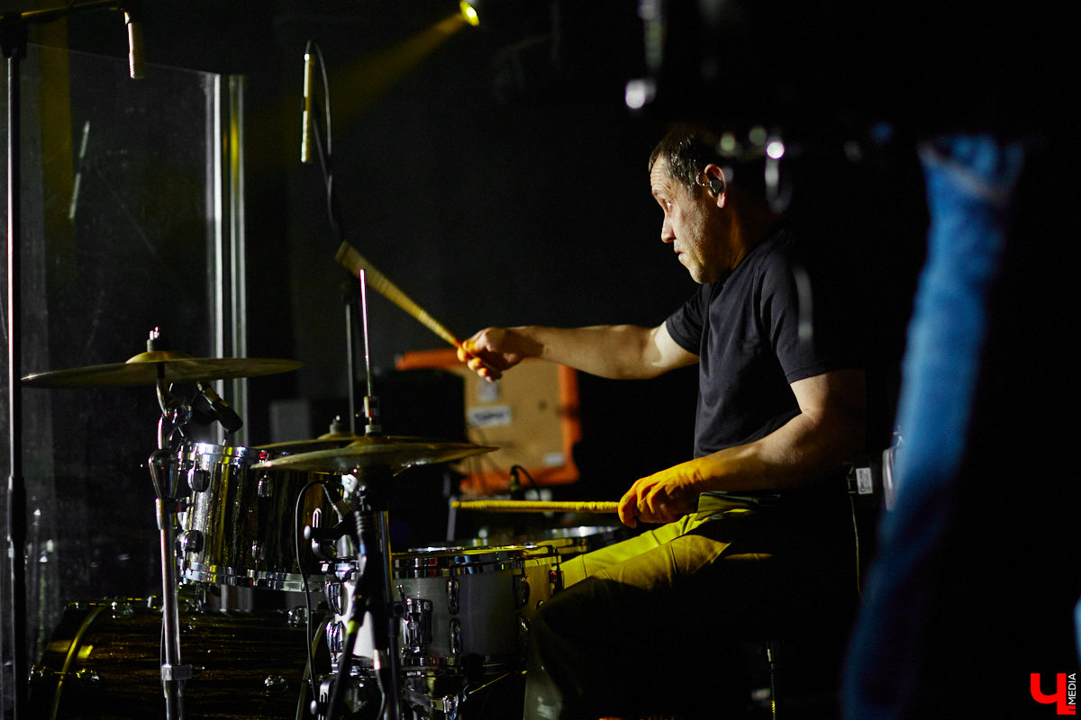 3 декабря, вечер пятницы, и концертный бар «Цех» потихоньку заполняется людьми. Их становится все больше, и это неудивительно: ведь народ ждет выступления любимой группы «Рекорд Оркестр» с весьма многообещающей программой «Разрывная классика и песни с нового альбома».