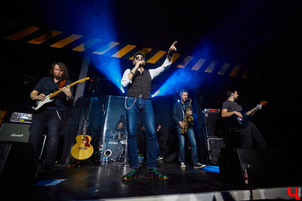 3 декабря, вечер пятницы, и концертный бар «Цех» потихоньку заполняется людьми. Их становится все больше, и это неудивительно: ведь народ ждет выступления любимой группы «Рекорд Оркестр» с весьма многообещающей программой «Разрывная классика и песни с нового альбома».