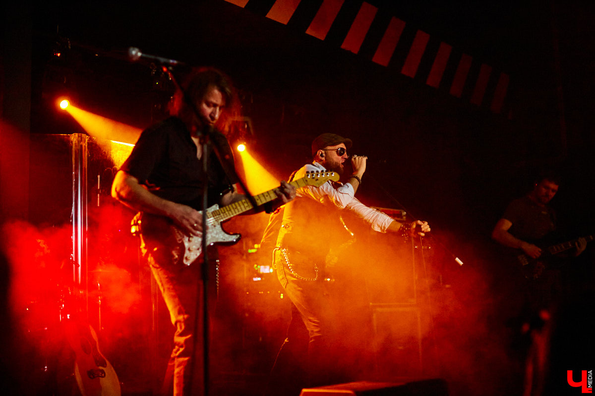 3 декабря, вечер пятницы, и концертный бар «Цех» потихоньку заполняется людьми. Их становится все больше, и это неудивительно: ведь народ ждет выступления любимой группы «Рекорд Оркестр» с весьма многообещающей программой «Разрывная классика и песни с нового альбома».