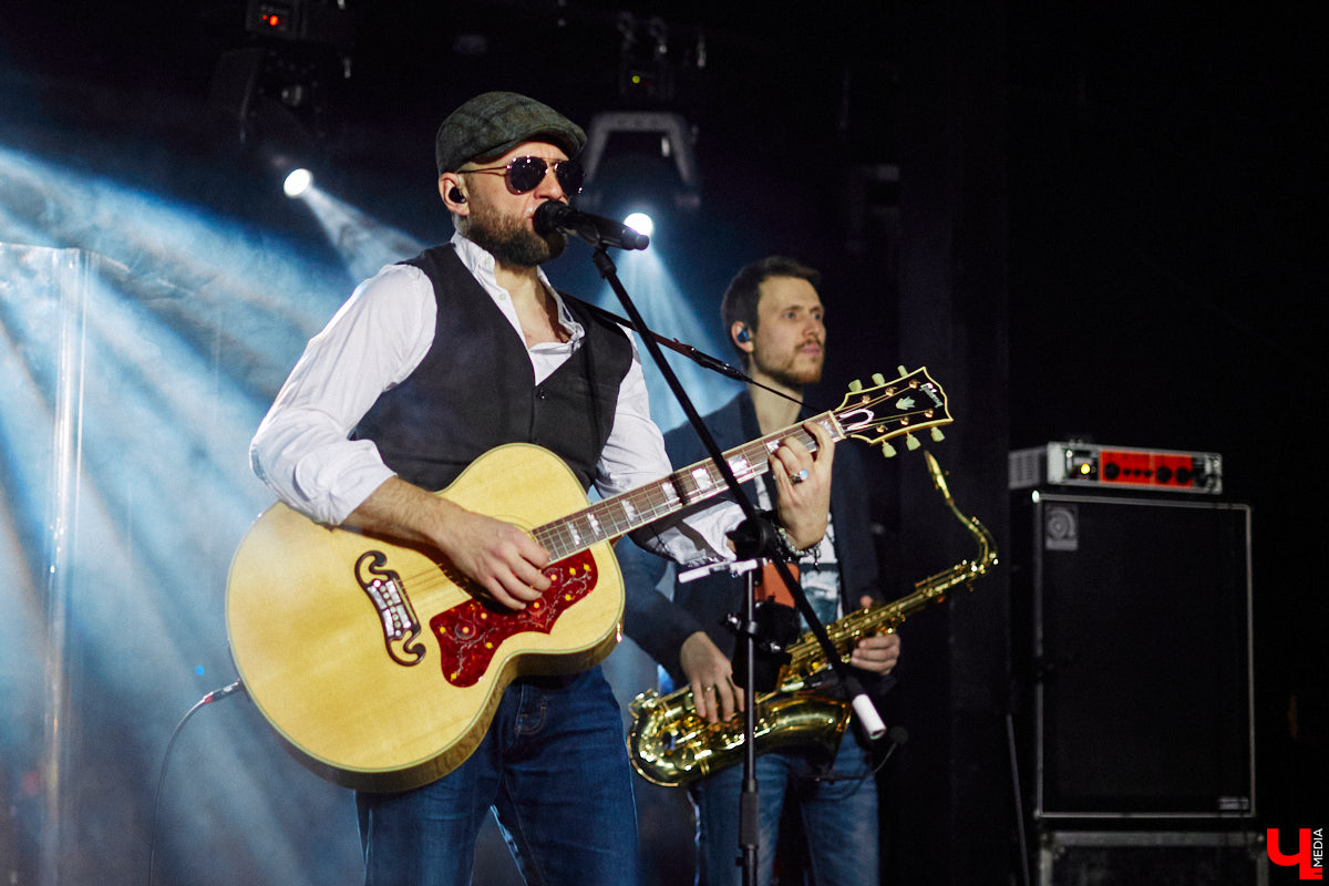 3 декабря, вечер пятницы, и концертный бар «Цех» потихоньку заполняется людьми. Их становится все больше, и это неудивительно: ведь народ ждет выступления любимой группы «Рекорд Оркестр» с весьма многообещающей программой «Разрывная классика и песни с нового альбома».