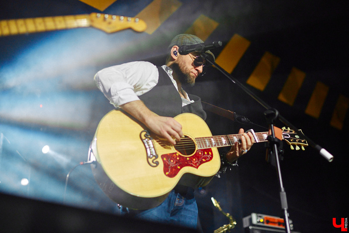 3 декабря, вечер пятницы, и концертный бар «Цех» потихоньку заполняется людьми. Их становится все больше, и это неудивительно: ведь народ ждет выступления любимой группы «Рекорд Оркестр» с весьма многообещающей программой «Разрывная классика и песни с нового альбома».