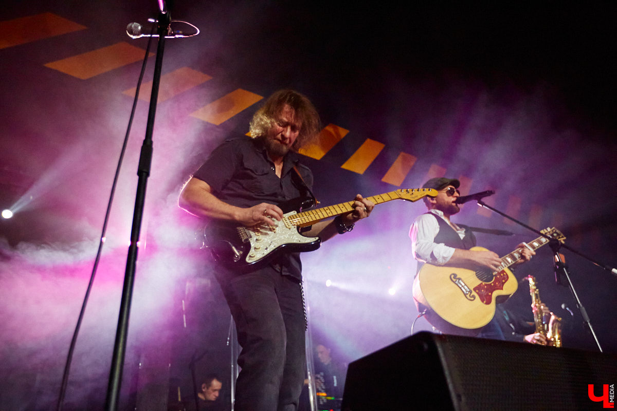 3 декабря, вечер пятницы, и концертный бар «Цех» потихоньку заполняется людьми. Их становится все больше, и это неудивительно: ведь народ ждет выступления любимой группы «Рекорд Оркестр» с весьма многообещающей программой «Разрывная классика и песни с нового альбома».