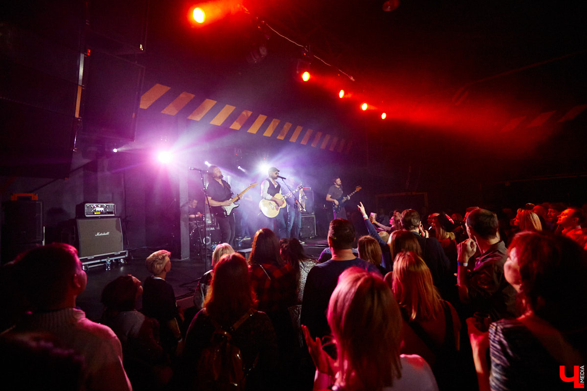 3 декабря, вечер пятницы, и концертный бар «Цех» потихоньку заполняется людьми. Их становится все больше, и это неудивительно: ведь народ ждет выступления любимой группы «Рекорд Оркестр» с весьма многообещающей программой «Разрывная классика и песни с нового альбома».