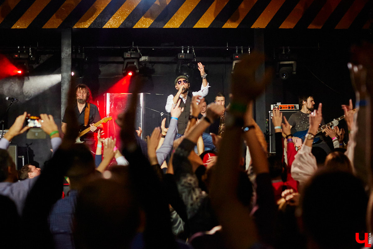 3 декабря, вечер пятницы, и концертный бар «Цех» потихоньку заполняется людьми. Их становится все больше, и это неудивительно: ведь народ ждет выступления любимой группы «Рекорд Оркестр» с весьма многообещающей программой «Разрывная классика и песни с нового альбома».