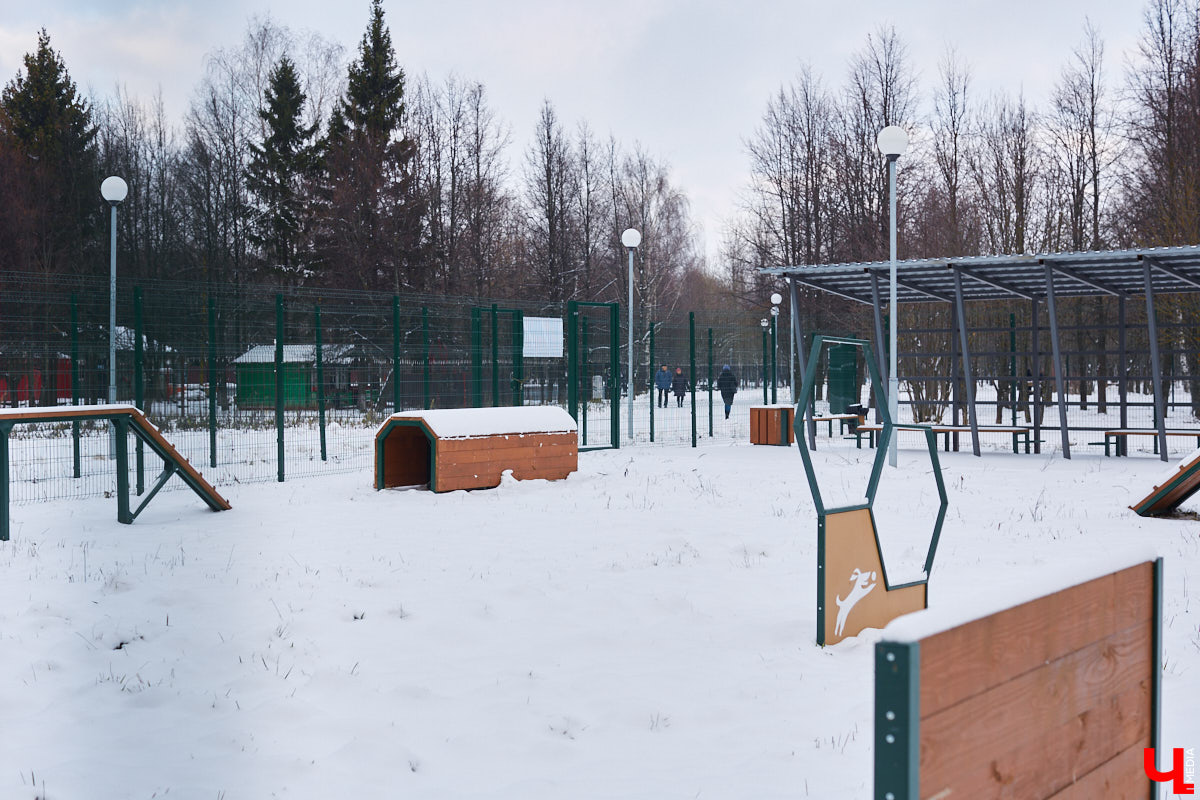 Буквально неделю назад открылись внешние ворота дог-парка в «Добросельском». Узнаем, когда территория будет полностью «разблокирована», а также изучаем базовые команды дрессировки, которые уже сейчас можно практиковать в новом вольере под руководством кинолога Александра Мочалова.