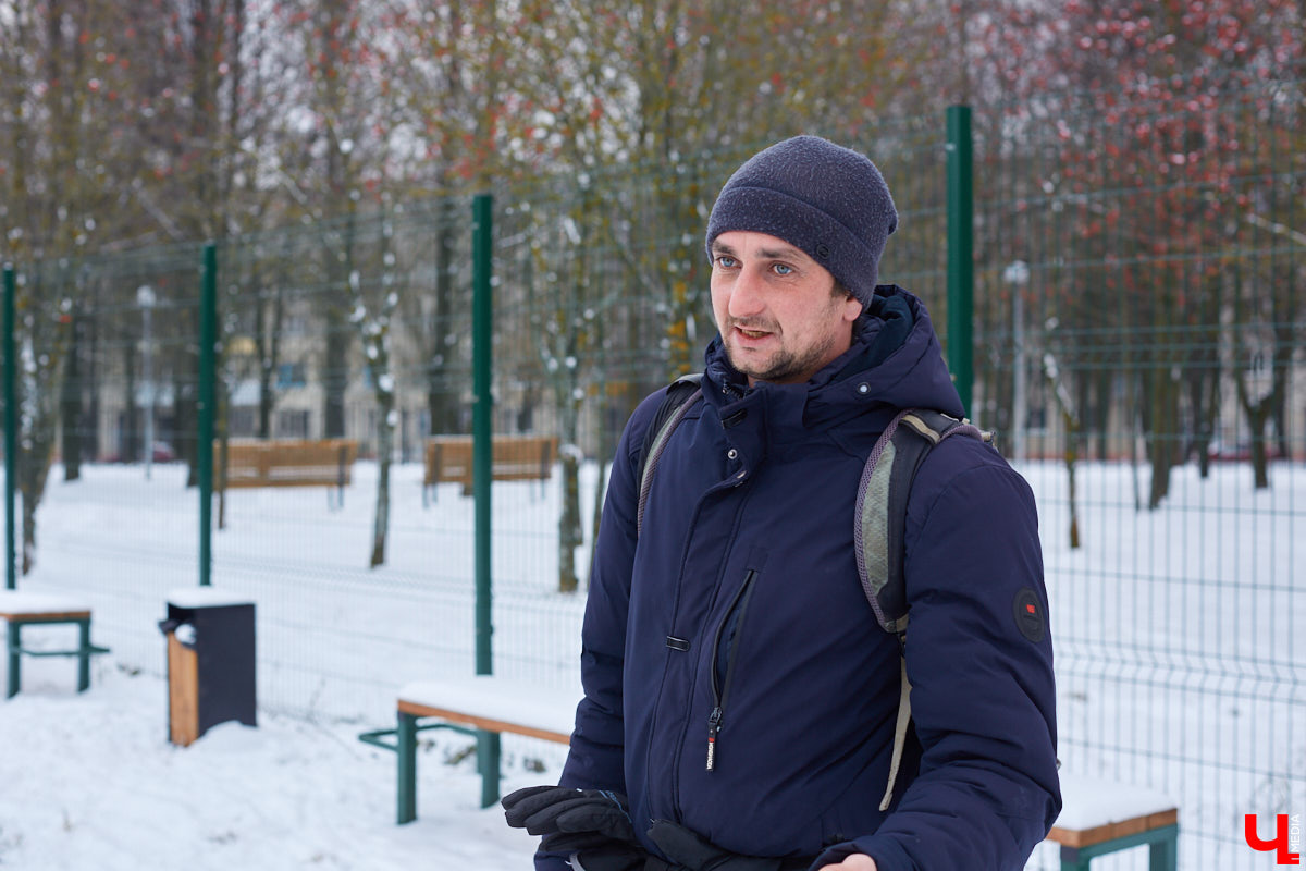 Буквально неделю назад открылись внешние ворота дог-парка в «Добросельском». Узнаем, когда территория будет полностью «разблокирована», а также изучаем базовые команды дрессировки, которые уже сейчас можно практиковать в новом вольере под руководством кинолога Александра Мочалова.