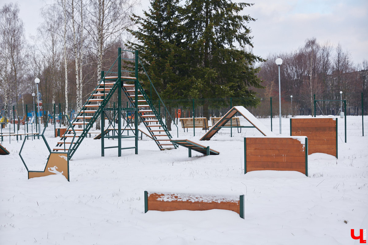 Буквально неделю назад открылись внешние ворота дог-парка в «Добросельском». Узнаем, когда территория будет полностью «разблокирована», а также изучаем базовые команды дрессировки, которые уже сейчас можно практиковать в новом вольере под руководством кинолога Александра Мочалова.