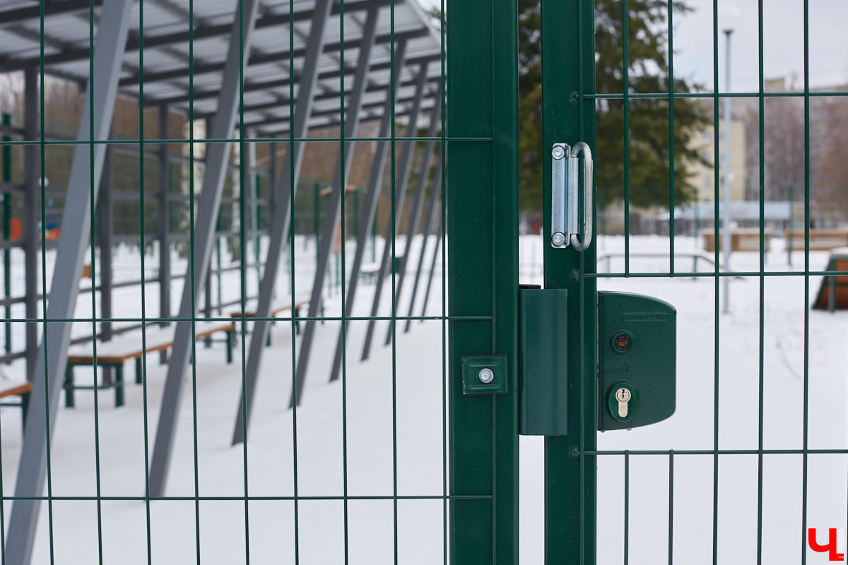 Буквально неделю назад открылись внешние ворота дог-парка в «Добросельском». Узнаем, когда территория будет полностью «разблокирована», а также изучаем базовые команды дрессировки, которые уже сейчас можно практиковать в новом вольере под руководством кинолога Александра Мочалова.