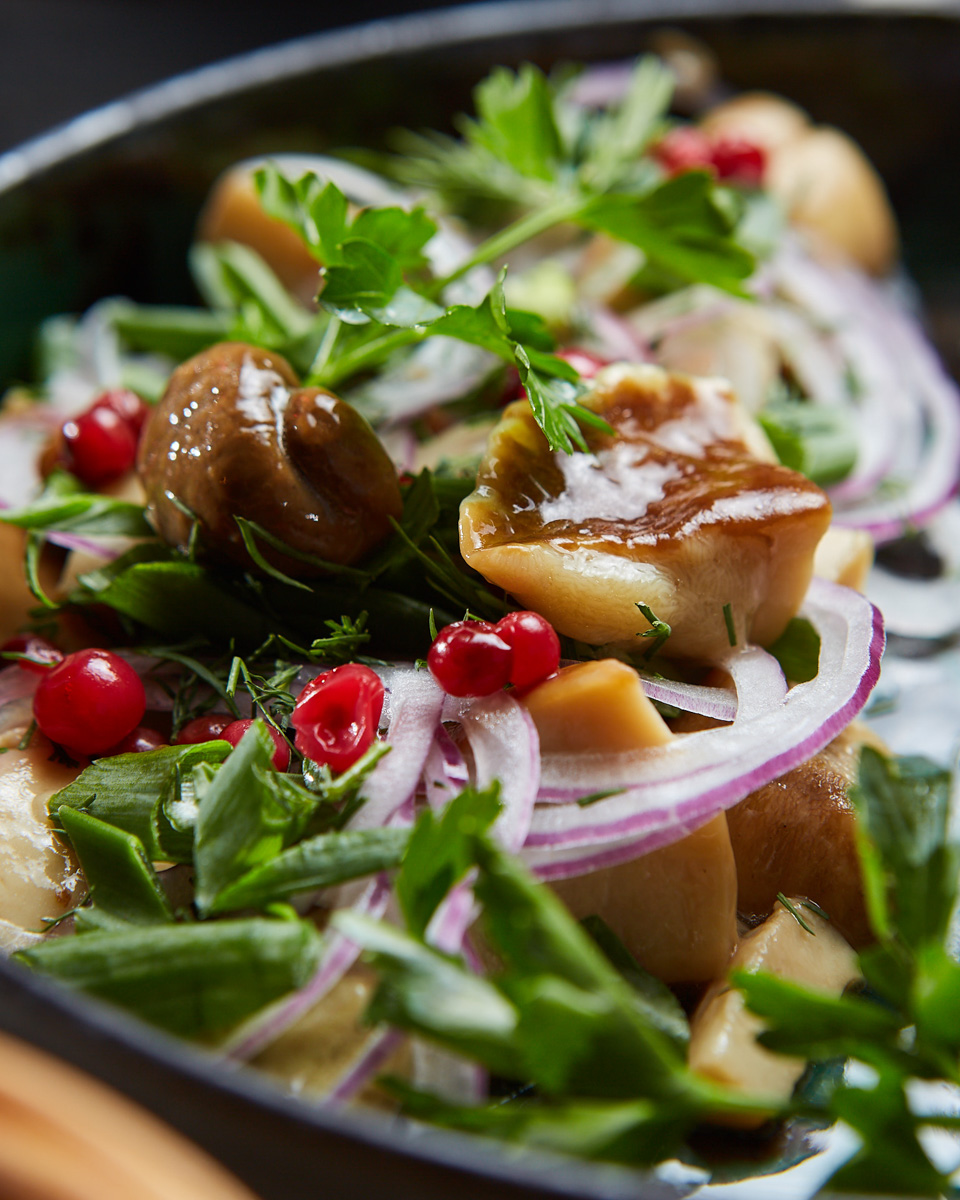 Зачем жители Владимира едут в Суздаль? Как показал опрос, большая часть «просто погулять» и обязательно «посидеть в ресторане». Но в каком? Открыли Tripadvisor и выбираем тот, что стоит на первом месте по популярности.