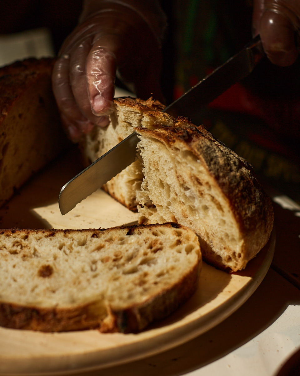 Зачем жители Владимира едут в Суздаль? Как показал опрос, большая часть «просто погулять» и обязательно «посидеть в ресторане». Но в каком? Открыли Tripadvisor и выбираем тот, что стоит на первом месте по популярности.