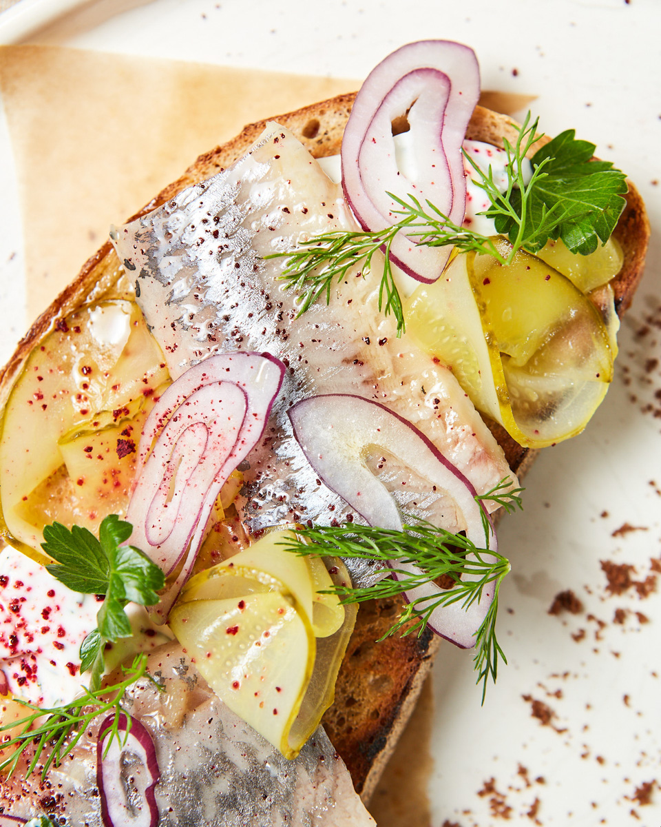 Зачем жители Владимира едут в Суздаль? Как показал опрос, большая часть «просто погулять» и обязательно «посидеть в ресторане». Но в каком? Открыли Tripadvisor и выбираем тот, что стоит на первом месте по популярности.