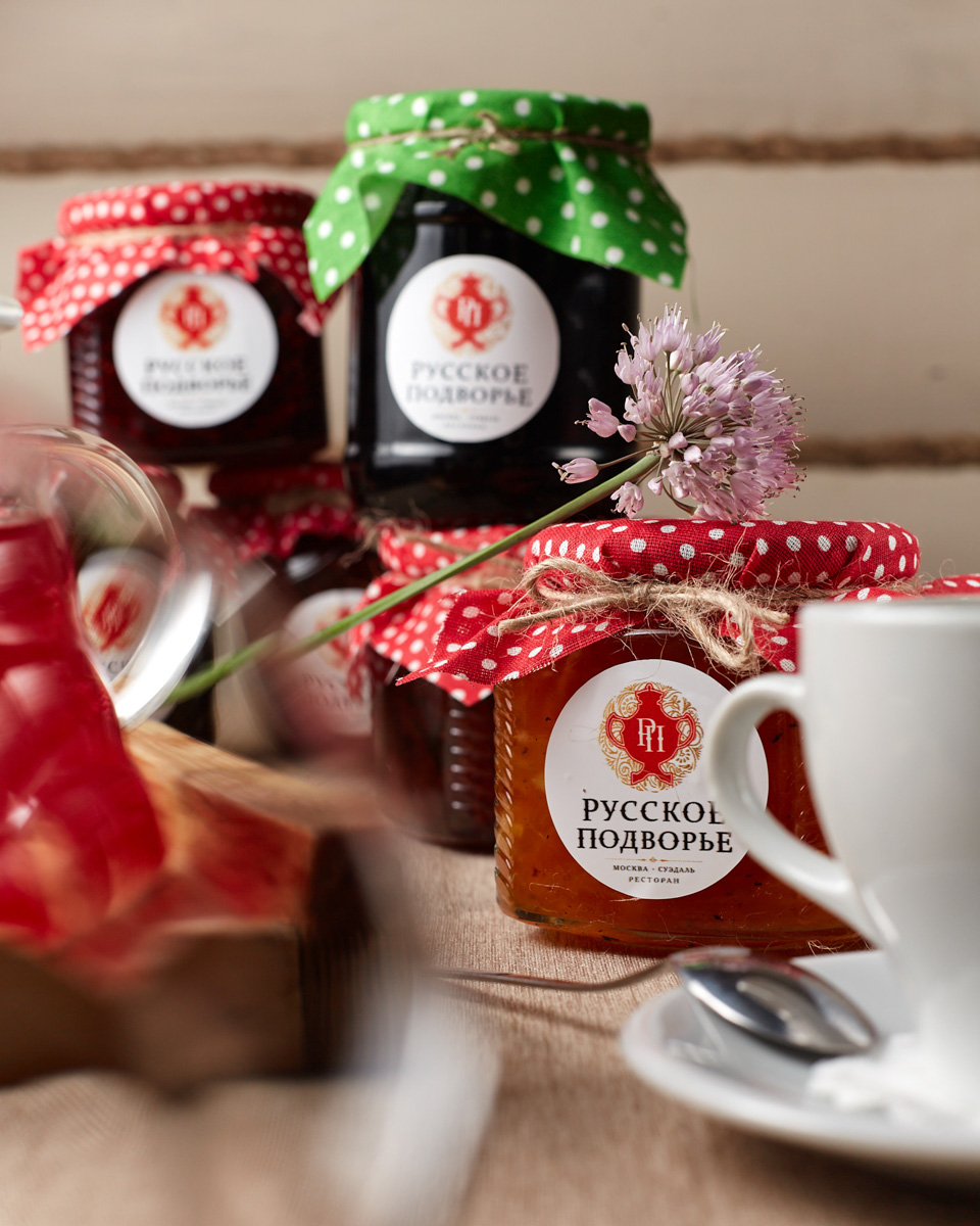 Зачем жители Владимира едут в Суздаль? Как показал опрос, большая часть «просто погулять» и обязательно «посидеть в ресторане». Но в каком? Открыли Tripadvisor и выбираем тот, что стоит на первом месте по популярности.