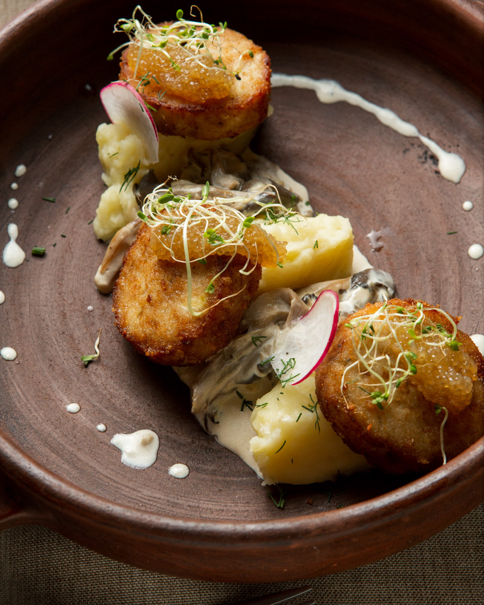 Зачем жители Владимира едут в Суздаль? Как показал опрос, большая часть «просто погулять» и обязательно «посидеть в ресторане». Но в каком? Открыли Tripadvisor и выбираем тот, что стоит на первом месте по популярности.