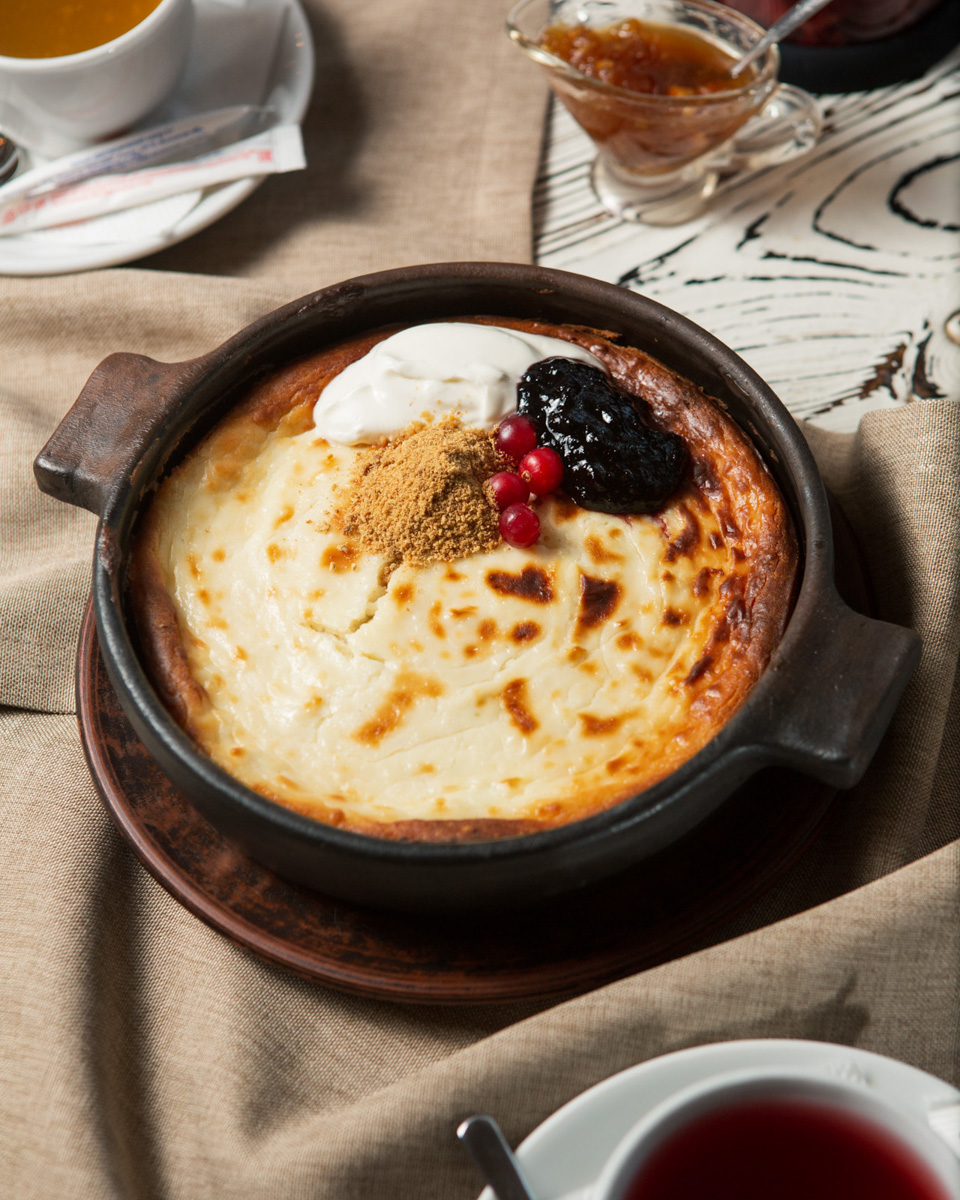 Зачем жители Владимира едут в Суздаль? Как показал опрос, большая часть «просто погулять» и обязательно «посидеть в ресторане». Но в каком? Открыли Tripadvisor и выбираем тот, что стоит на первом месте по популярности.