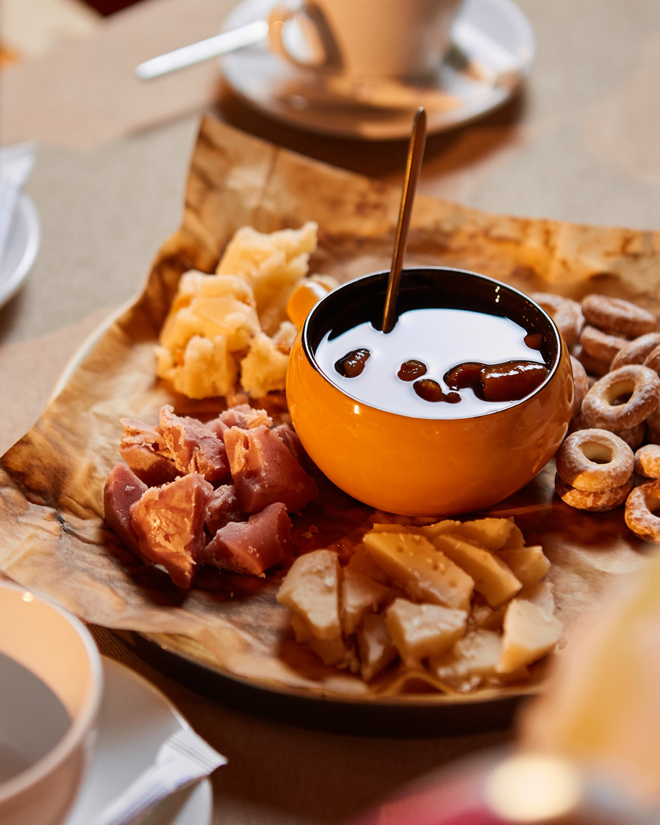 Зачем жители Владимира едут в Суздаль? Как показал опрос, большая часть «просто погулять» и обязательно «посидеть в ресторане». Но в каком? Открыли Tripadvisor и выбираем тот, что стоит на первом месте по популярности.