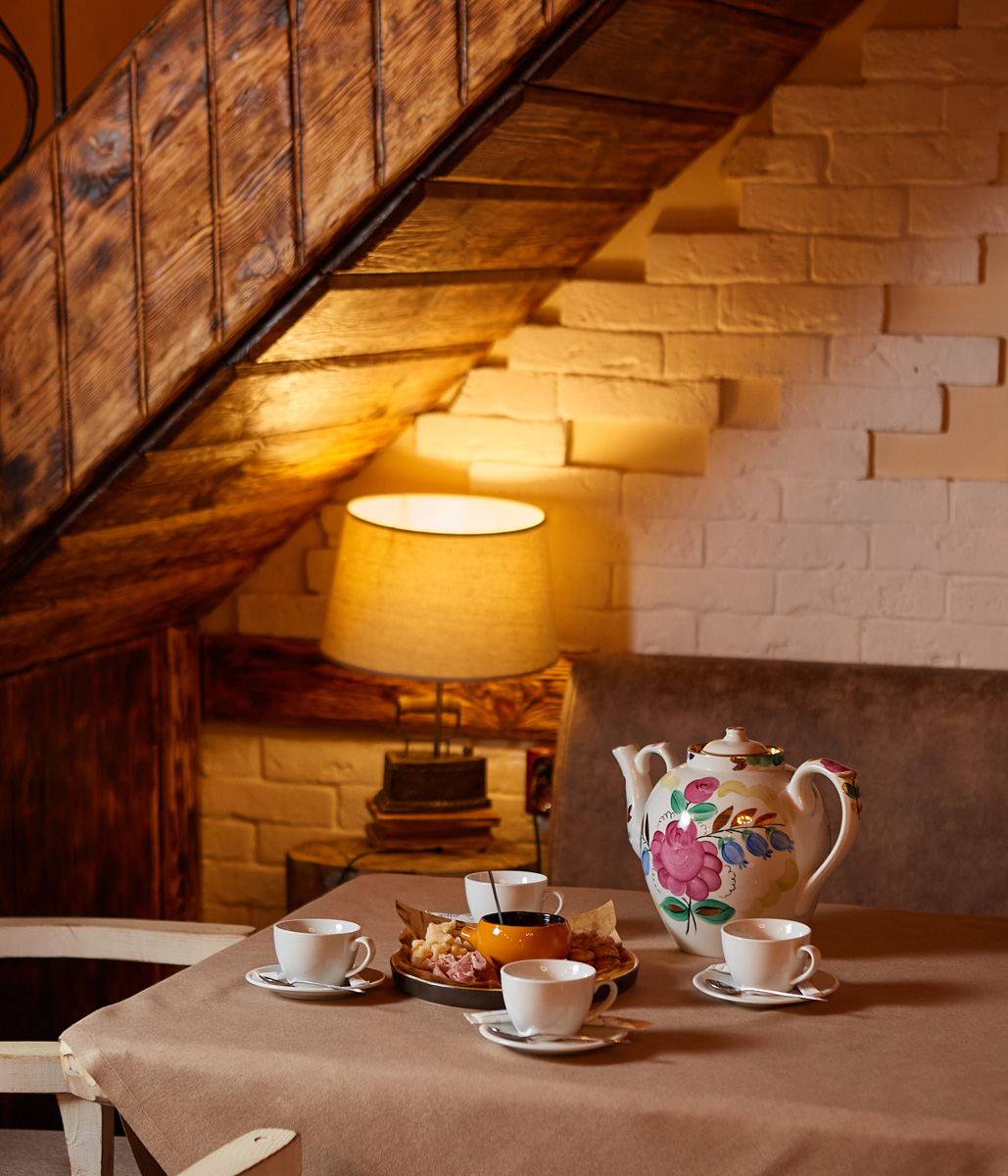 Зачем жители Владимира едут в Суздаль? Как показал опрос, большая часть «просто погулять» и обязательно «посидеть в ресторане». Но в каком? Открыли Tripadvisor и выбираем тот, что стоит на первом месте по популярности.