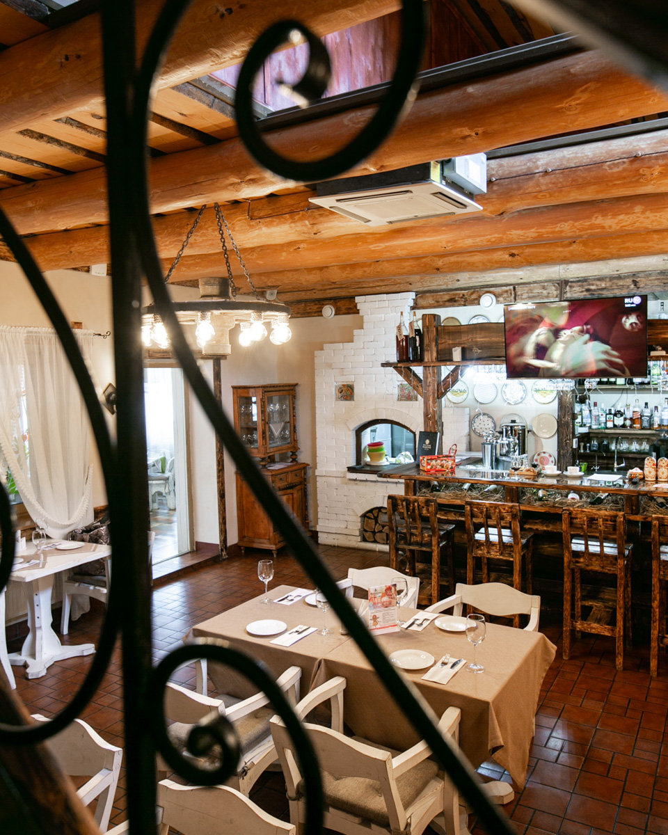 Зачем жители Владимира едут в Суздаль? Как показал опрос, большая часть «просто погулять» и обязательно «посидеть в ресторане». Но в каком? Открыли Tripadvisor и выбираем тот, что стоит на первом месте по популярности.