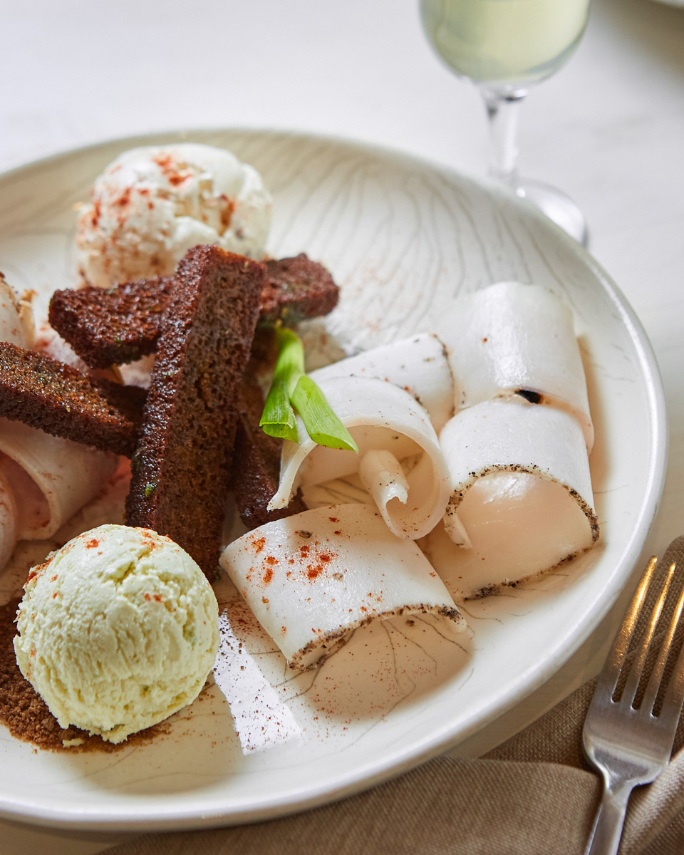 Зачем жители Владимира едут в Суздаль? Как показал опрос, большая часть «просто погулять» и обязательно «посидеть в ресторане». Но в каком? Открыли Tripadvisor и выбираем тот, что стоит на первом месте по популярности.