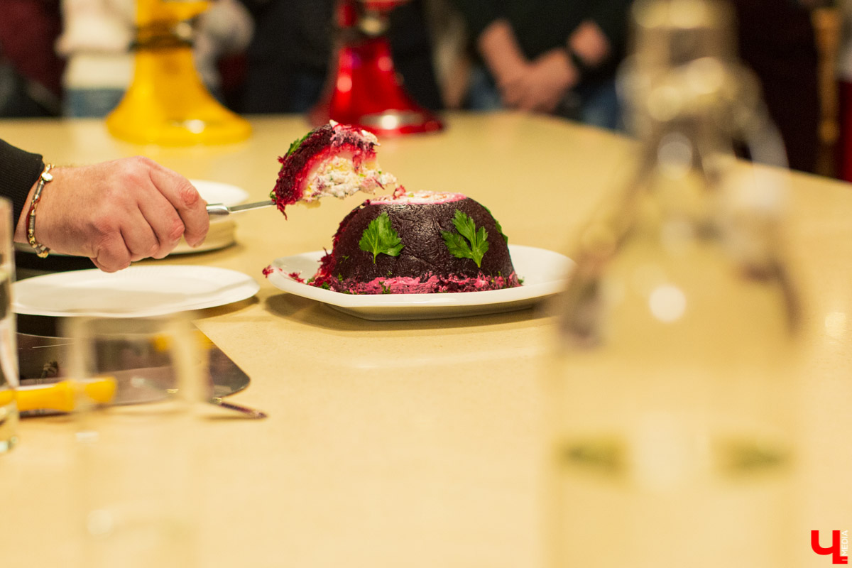 Культовый новогодний салат сельдь под шубой подорожал сразу аж на 25% по сравнению с прошлым годом. Сейчас порция на четверых обойдется примерно в 209 рублей. А что с любимым владимирским рецептом шефа Ивлева? Считаем и улавливаем все секреты приготовления!