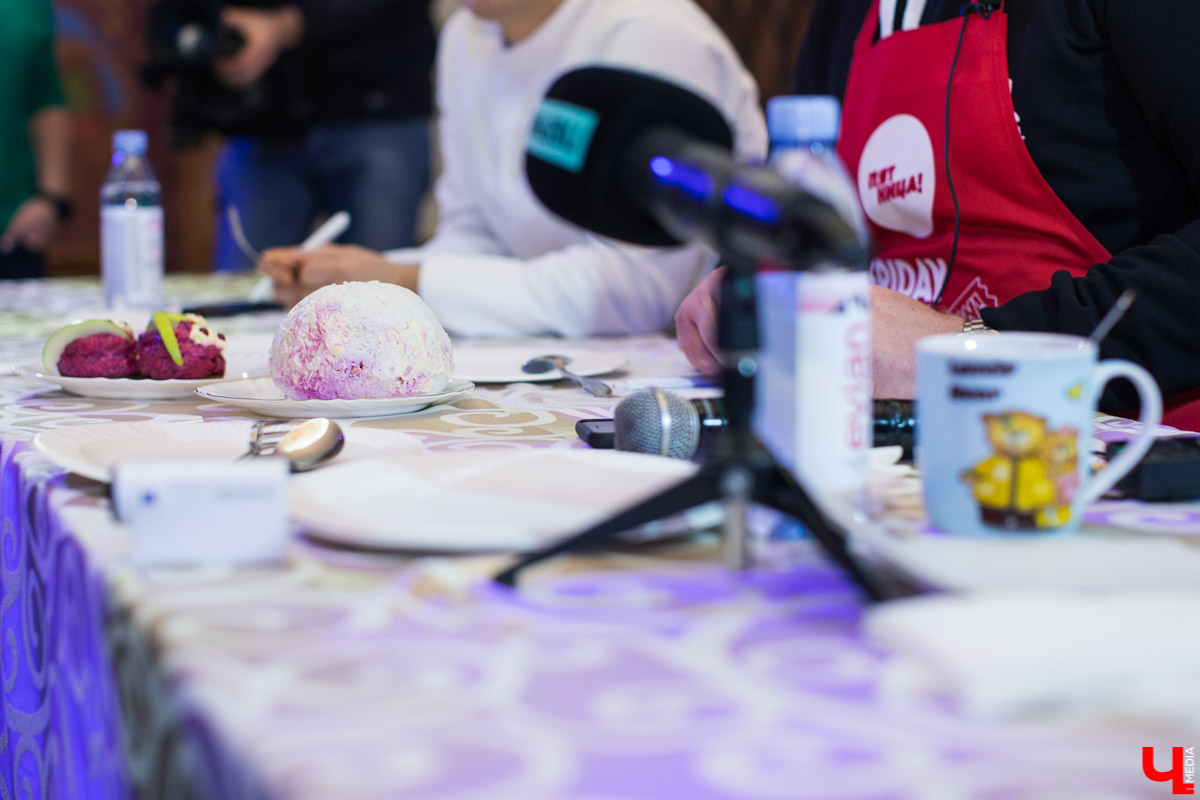 Культовый новогодний салат сельдь под шубой подорожал сразу аж на 25% по сравнению с прошлым годом. Сейчас порция на четверых обойдется примерно в 209 рублей. А что с любимым владимирским рецептом шефа Ивлева? Считаем и улавливаем все секреты приготовления!