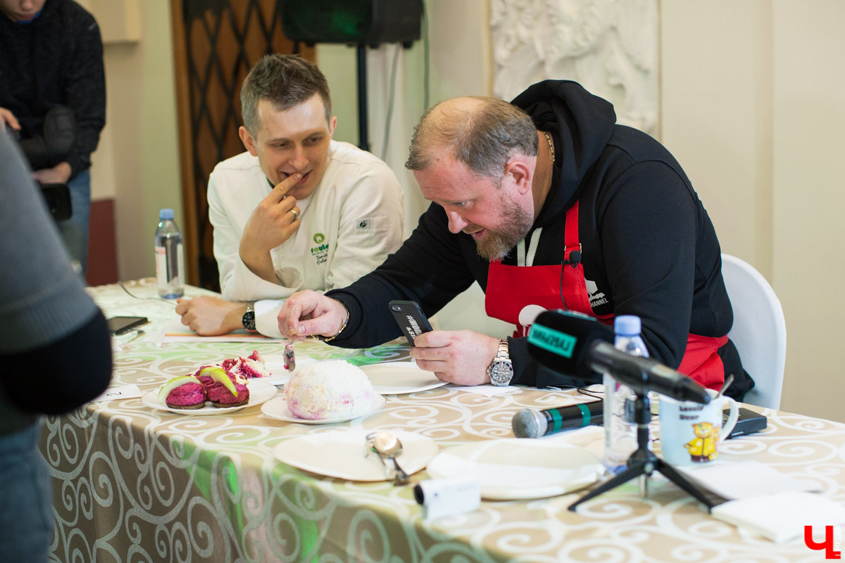 Культовый новогодний салат сельдь под шубой подорожал сразу аж на 25% по сравнению с прошлым годом. Сейчас порция на четверых обойдется примерно в 209 рублей. А что с любимым владимирским рецептом шефа Ивлева? Считаем и улавливаем все секреты приготовления!