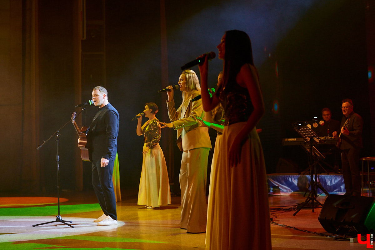 «Ключ-Медиа» старается продвигать локальных фрешменов, поэтому мы оказали областному конкурсу «Поющая губерния» поддержку и, более того, смогли повлиять на итоги, просочившись в жюри. А еще вручили специальный приз, отметив среди прочих одну из вокалисток.