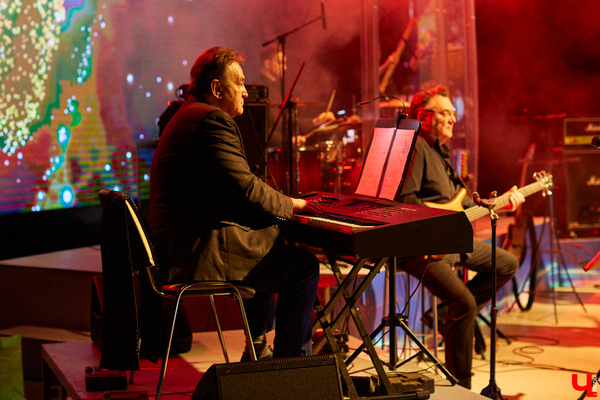 «Ключ-Медиа» старается продвигать локальных фрешменов, поэтому мы оказали областному конкурсу «Поющая губерния» поддержку и, более того, смогли повлиять на итоги, просочившись в жюри. А еще вручили специальный приз, отметив среди прочих одну из вокалисток.