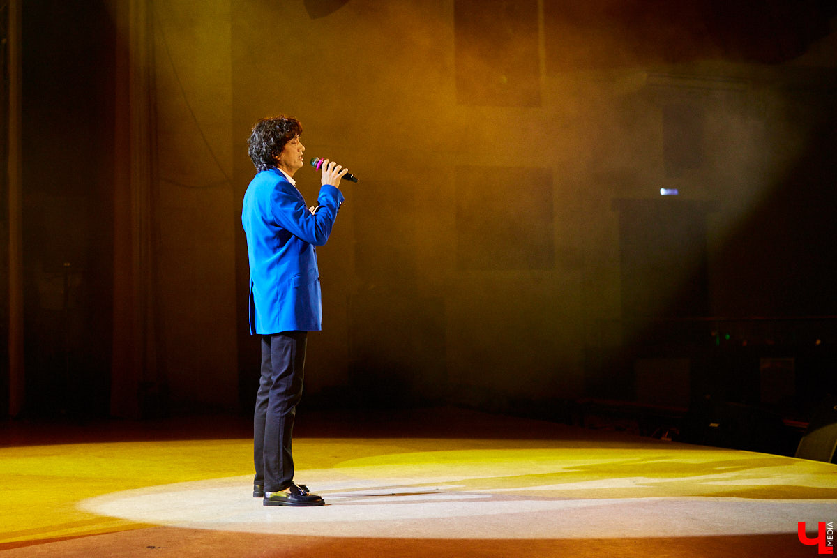 «Ключ-Медиа» старается продвигать локальных фрешменов, поэтому мы оказали областному конкурсу «Поющая губерния» поддержку и, более того, смогли повлиять на итоги, просочившись в жюри. А еще вручили специальный приз, отметив среди прочих одну из вокалисток.