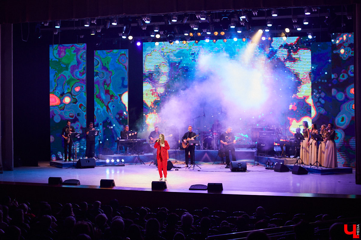 «Ключ-Медиа» старается продвигать локальных фрешменов, поэтому мы оказали областному конкурсу «Поющая губерния» поддержку и, более того, смогли повлиять на итоги, просочившись в жюри. А еще вручили специальный приз, отметив среди прочих одну из вокалисток.