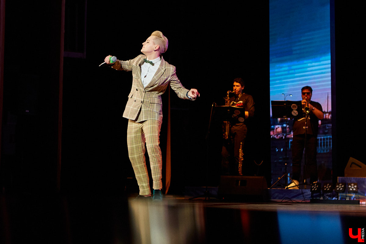 «Ключ-Медиа» старается продвигать локальных фрешменов, поэтому мы оказали областному конкурсу «Поющая губерния» поддержку и, более того, смогли повлиять на итоги, просочившись в жюри. А еще вручили специальный приз, отметив среди прочих одну из вокалисток.