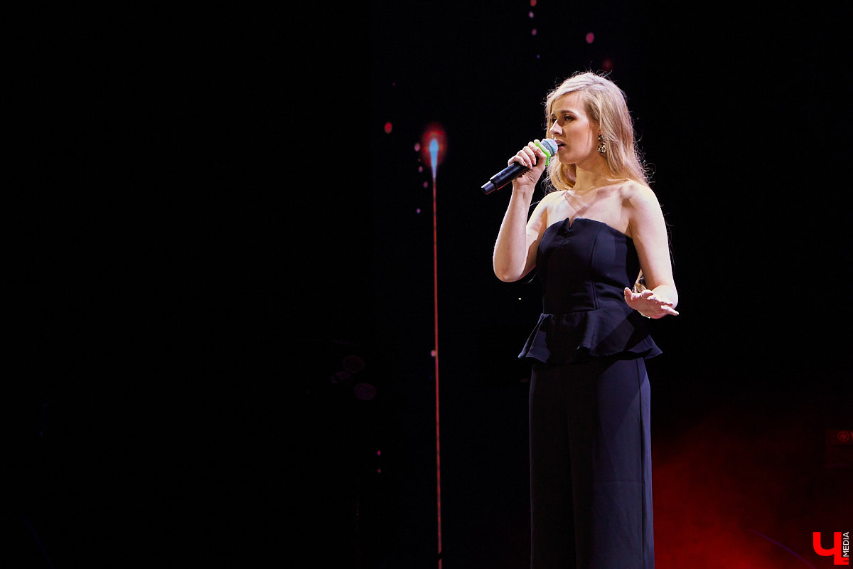 «Ключ-Медиа» старается продвигать локальных фрешменов, поэтому мы оказали областному конкурсу «Поющая губерния» поддержку и, более того, смогли повлиять на итоги, просочившись в жюри. А еще вручили специальный приз, отметив среди прочих одну из вокалисток.